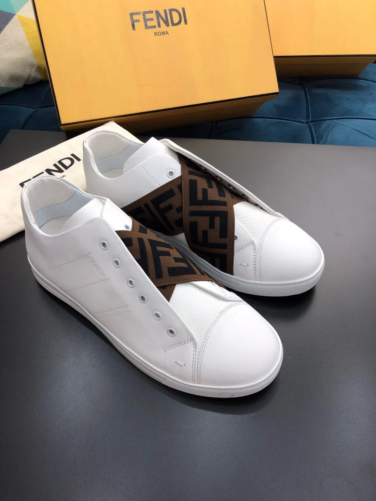 ¥380[Sun]FENDI Fendi classic comfortable men's slip-ons, this sophisticated sneaker is handmade from soft calfskin. Mesh inner surface, ultra-light rubber material and rough outsole. This unique thin style is suitable for the casual and exquisite sensibility of this season. It is comfortable and natural on the feet. It is an everyday style for spring and autumn leisure travel! 38/45